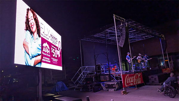 LED廣告拖車在美國(guó)助力品牌巡演活動(dòng)